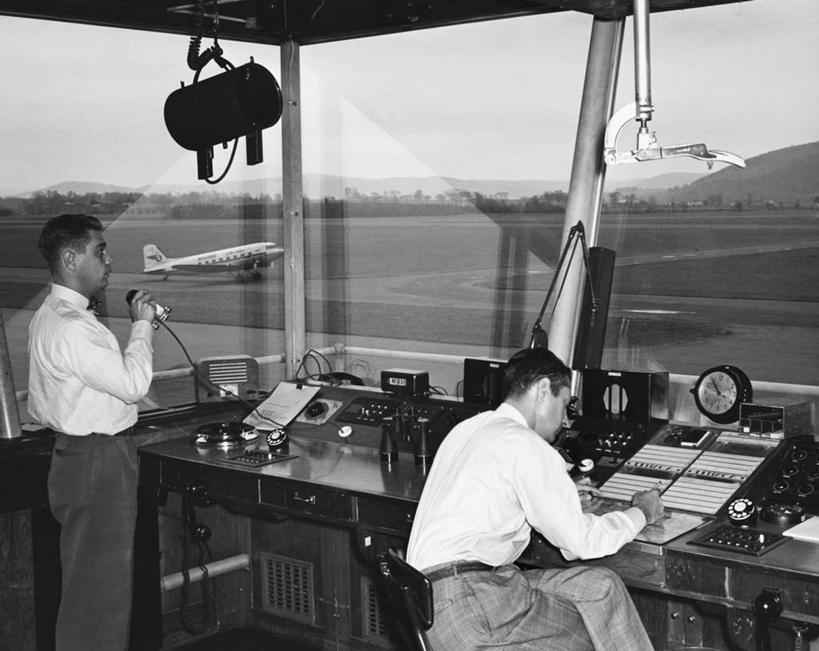 西方人,成年人,中年人,老年人,两个人,机场,横图,黑白,室内,白天,技术,窗户,飞机,欧洲,美国,欧洲人,二郎腿,注视,观察,看,职业,运输,摄影,观看,指导,控制,飞行器,察看,北美,关注,控制面板,控制室,纽约州,可靠,老年男性,中年男性,白种人,技术员