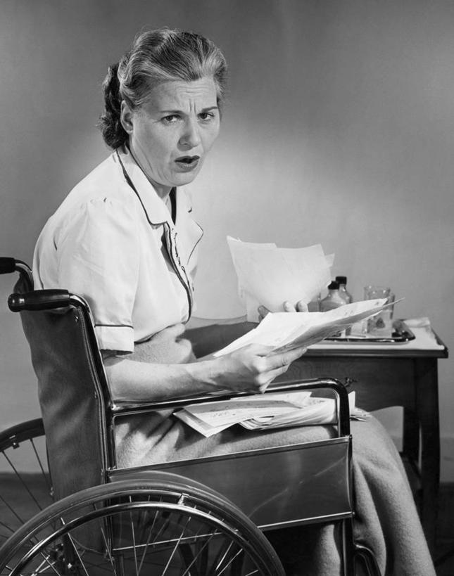 西方人,成年人,中年人,老年人,一个人,坐,竖图,黑白,室内,欧洲,欧洲人,仅一个女性,仅一个人,毯子,纸,休闲装,轮椅,仅一个中年女性,皱眉头,运输,人体,摄影,账单,票据,文档,肖像,发票,小票,挫败,担心,女人,女性,中年女性,白种人,触摸,收据