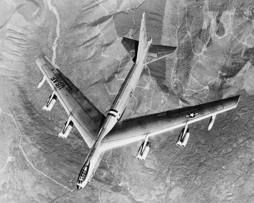 无人,横图,俯视,黑白,室外,白天,风,飞机,吊挂,悬挂,军事,高处,挂,飞,发动机,储油罐,运输,角度,摄影,空军,能源,飞行器,战斗机,坦克,油罐车,军用机,空中加油机,化石燃料,高角度拍摄,美国空军