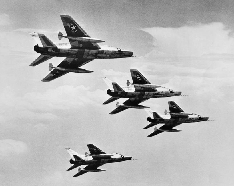 无人,横图,黑白,室外,白天,仰视,风,飞机,一排,整齐,并排,军事,云,飞,排列,运输,角度,摄影,飞行器,战斗机,队列,打斗,军用机,低角度拍摄,马刀,编队飞行