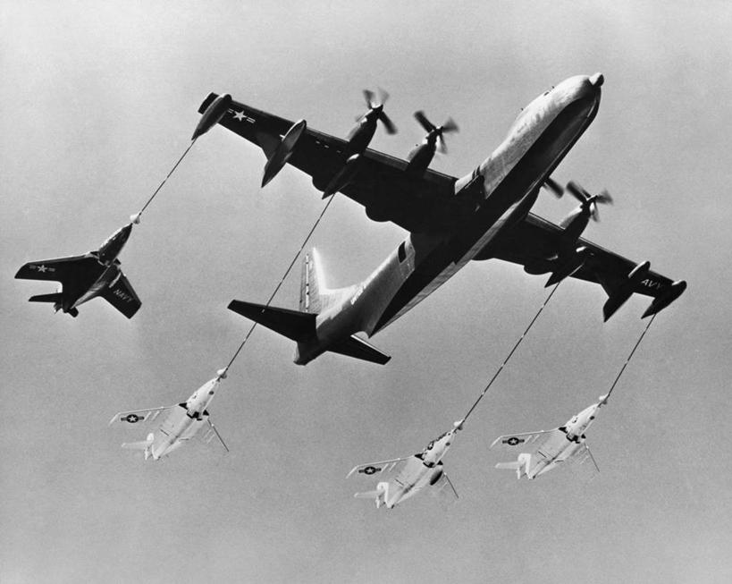 无人,横图,黑白,室外,白天,仰视,风,飞机,环保,军事,联系,飞,运输,角度,摄影,能源,协助,支撑,回收,燃料,资源,飞行器,战斗机,准确,利用,低碳,军用机,循环,空中加油机,持续,低角度拍摄