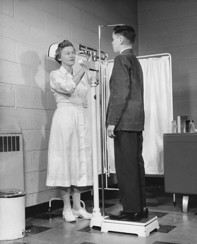 西方人,儿童,成年人,中年人,老年人,两个人,护士,医院,竖图,黑白,室内,制服,纯洁,帽子,欧洲,欧洲人,阴影,正装,测量,小孩,重量,可爱,童年,童趣,服务,摄影,测量工具,准确,童真,烂漫,无邪,健康食物,身高,技能,天真,老年男性,男孩,男人,白种人,孩子,秤,好奇心