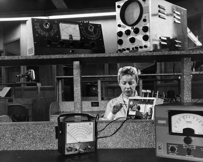 西方人,中年人,老年人,脸,头,脸颊,一个人,电工,横图,黑白,室内,车间,欧洲,欧洲人,注视,肩膀,观察,看,职业,工业,摄影,观看,测量工具,修理,察看,准确,关注,仪表盘,变压器,技能,女性,白种人,头部,脸部,脸蛋,面部