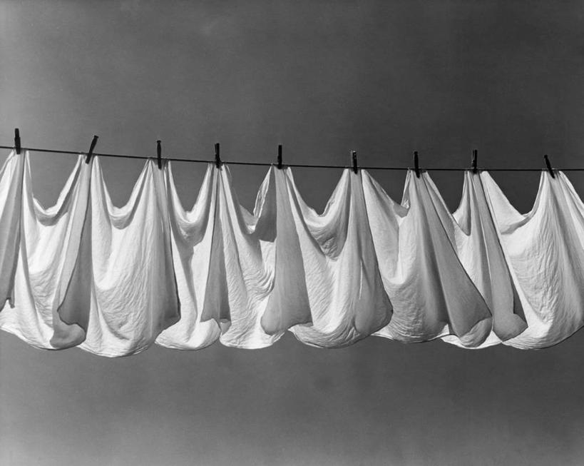 无人,家庭,横图,黑白,室内,特写,家务,静物,一排,吊挂,悬挂,整齐,挂,尿布,排列,洗衣服,衣服,晾衣服,温暖,温馨,一家人,摄影,生活方式,和睦,队列,干的,衣夹,烘干,融洽