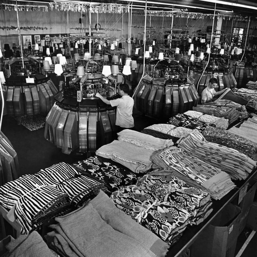 成年人,两个人,工厂,横图,黑白,室内,纺织品,堆叠,朦胧,模糊,工人,职业,摄影,制造,员工,半身,匠人,劳动者,体力工,纺织工业