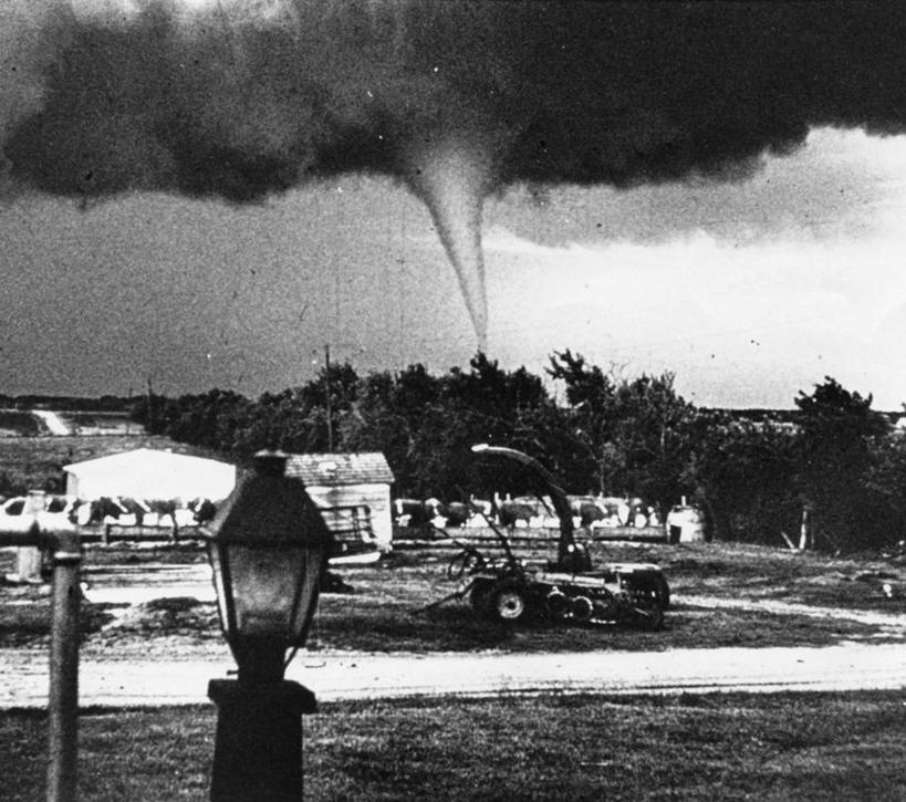 无人,横图,黑白,室外,白天,龙卷风,城市,路,路灯,自然灾害,天气,树,天空,摄影,威胁,毁灭,危险