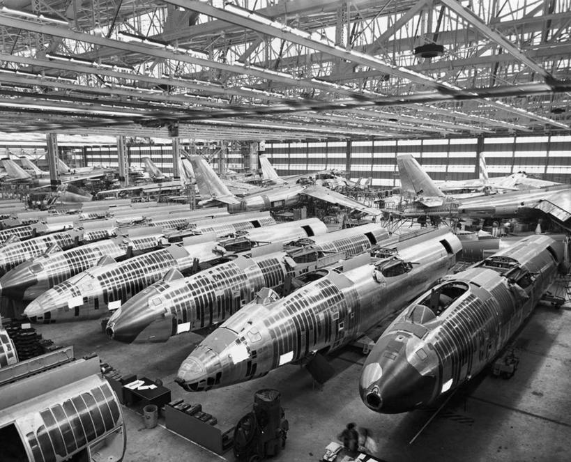 两个人,工厂,横图,黑白,室内,生产线,飞机,美国,一排,朦胧,模糊,整齐,航空,排列,交通工具,战争,工业,运输,摄影,空军,停止,飞行器,工程,战斗机,北美,队列,载具,暂停,轰炸机,军用机,安诺拉盖伊轰炸机,停滞,军用战斗机,攻击机,堪萨斯,B-47轰炸机,B-47同温层喷气,波音公司