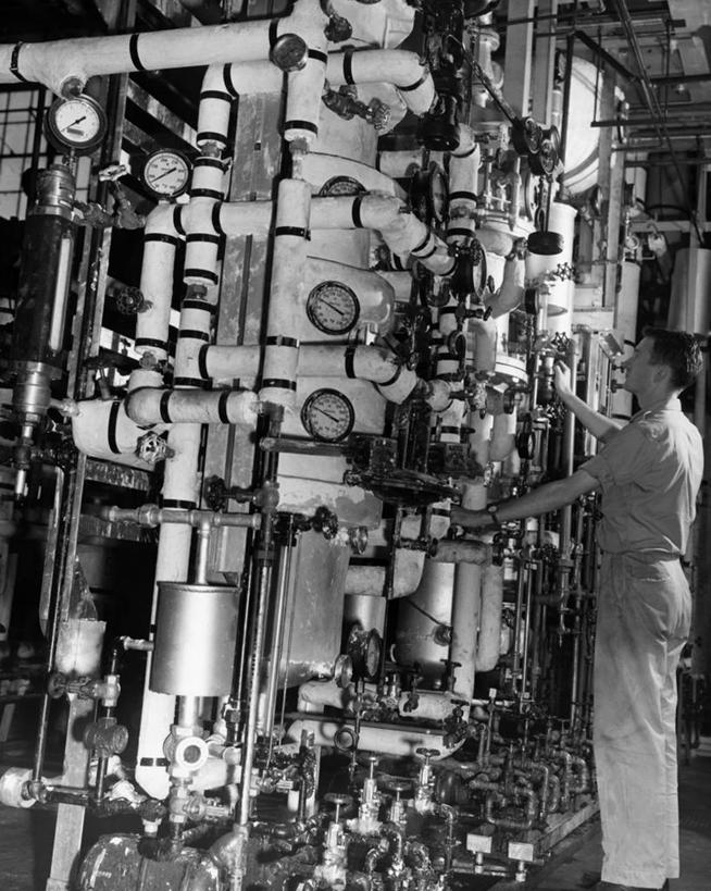 一个人,工程师,工厂,竖图,黑白,室内,化学,职业,工业,摄影,工程,调整,机件,男性