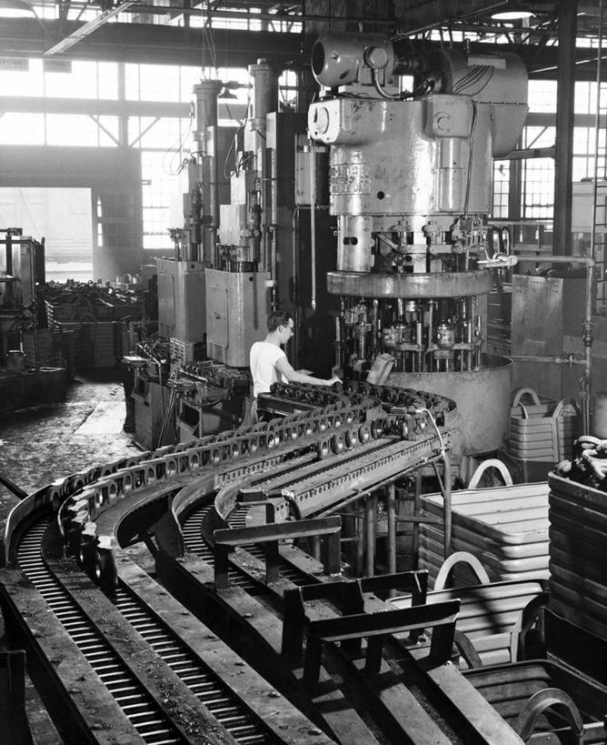 一个人,工厂,竖图,黑白,室内,生产线,工人,职业,工业,摄影,传送带,拖拉机,技能,机件,男性,员工,半身,匠人,劳动者,体力工