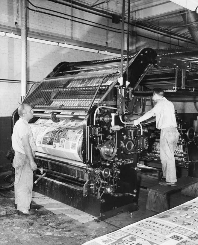 成年人,两个人,竖图,黑白,室内,制服,朦胧,模糊,金属,设备,物品,工人,背面,职业,工业,摄影,传送带,专心,印刷机,印刷厂,员工,匠人,劳动者,体力工,传媒