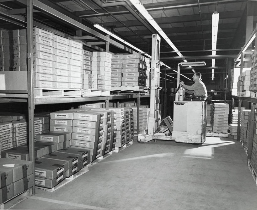 成年人,一个人,建筑工人,横图,室内,建筑业,天花板,仅一个男性,丰富,工作,纸箱,仓库,休闲装,设备,架子,盒子,物品,工人,容器,箱子,职业,工具箱,工业,摄影,储藏,纸板,制造,叉车,操作,照明设备,储存,工业建筑,男人,员工,半身,彩图,匠人,劳动者,体力工,贮存,官位,官职,职位,检查表