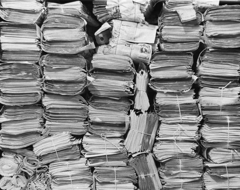 无人,横图,黑白,室内,报纸,堆叠,环保,纸,捆,摄影,能源,环境,污染,回收,资源,利用,低碳,循环,循环利用,环境保护,持续,全画面,全框架,全帧,全画幅,反话