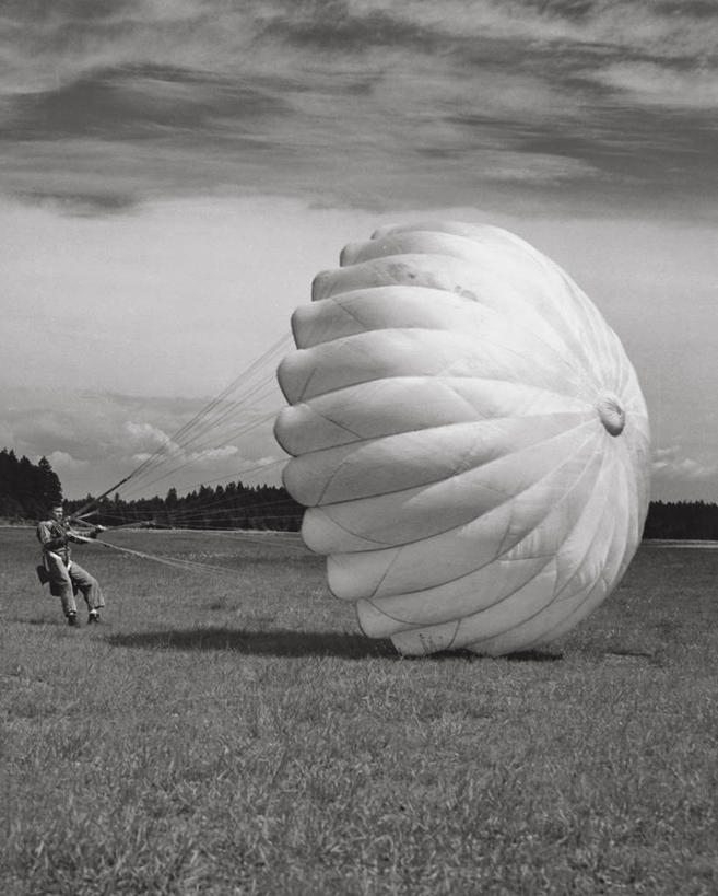 成年人,一个人,运动场,竖图,室外,白天,风险,降落伞,仅一个男性,士兵,阴影,朦胧,模糊,军事,地形,云,着陆,草,树,天空,摄影,活动,动作,登陆,准确,练习,载具,下降,努力,降落,队服,技能,航空工具,减速器,危险,男人,伞兵,彩图