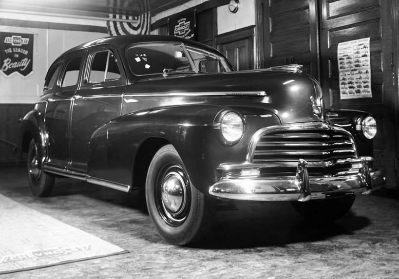 无人,横图,黑白,室内,汽车,照明,光线,光芒,古典,车,灯,灯具,交通工具,运输,摄影,照亮,停止,照明设备,载具,老爷车,暂停,停滞,前照灯,前大灯,车前灯,陈列室,雪佛兰