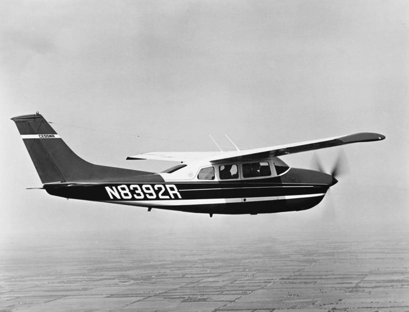 一个人,横图,黑白,室外,白天,飞机,朦胧,模糊,数字,飞,天空,运输,摄影,英文字母,飞行器,螺旋桨飞机,大写字母,旅行,私人飞机