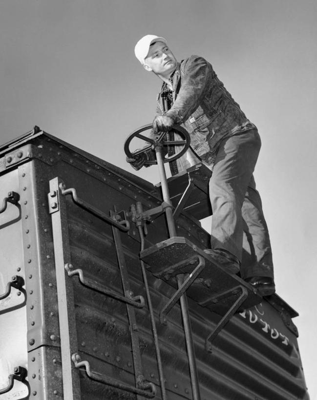 西方人,成年人,一个人,竖图,黑白,室外,白天,仰视,技术,欧洲,欧洲人,仅一个男性,仅一个人,裤子,注视,仅一个年轻男性,天空,方向盘,观察,看,职业,鸭舌帽,握紧,斜视,转,运输,摄影,观看,察看,鄙视,关注,藐视,讽刺,蔑视,嘲笑,茄克,男人,男性,年轻男性,白种人,年轻人,低角度拍摄,货运火车