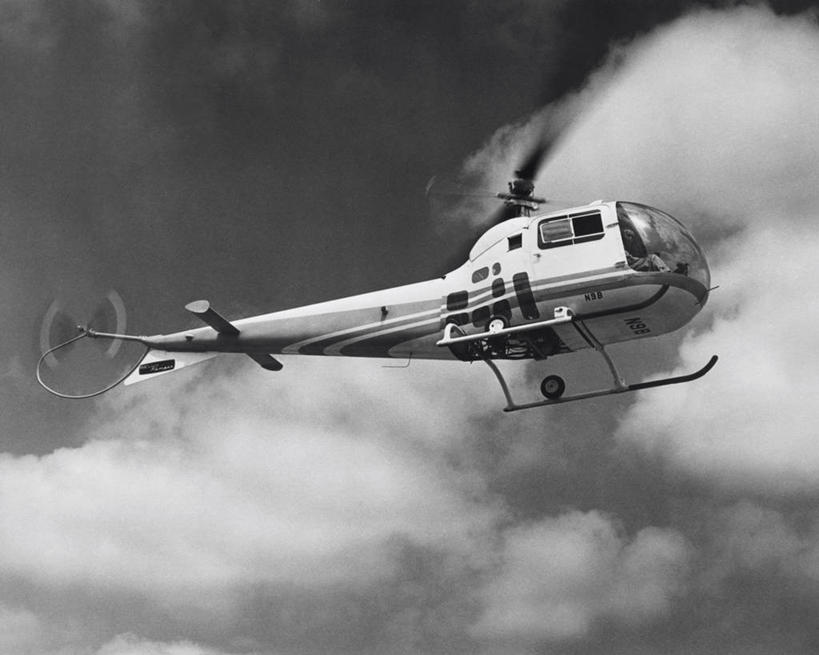 一个人,飞行员,横图,室外,白天,仰视,商务,风,客轮,乘客,云,飞,天空,运输,角度,摄影,直升机,飞行器,美术工艺,彩图,低角度拍摄,旅行