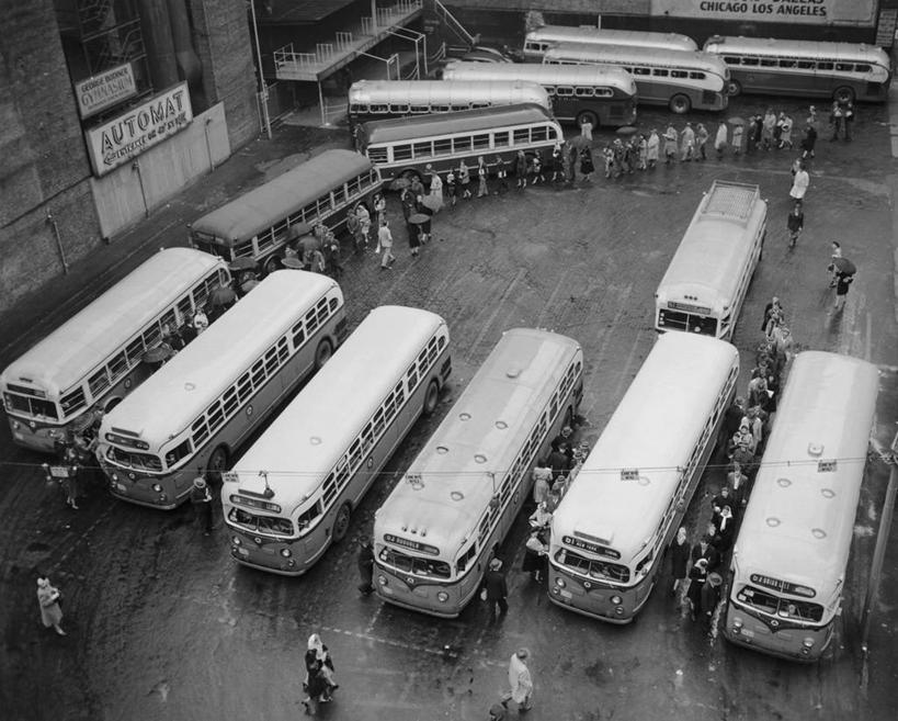 成年人,人群,横图,俯视,黑白,室外,白天,旅途,城市,车站,汽车,帽子,纽约,美国,一排,行人,游客,游人,整齐,文字,陆地,巴士,公共交通,许多人,北,休闲装,方向,现代,路人,旅客,车,排列,交通工具,一群人,运输,角度,摄影,巨大,庞大,生活方式,活动,英文字母,停止,北美,享乐,队列,载具,等,暂停,群众,停滞,纽约州,宏大,硕大,伟大,信函,过客,大写字母,男人,女人,休闲活动,高角度拍摄,旅行,欢乐,公共汽车站,公车站