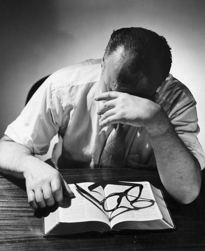 一个人,坐,竖图,黑白,室内,寂寞,桌子,椅子,沮丧,朦胧,模糊,眼镜,领带,托腮,疲倦,摄影,疲劳,疲惫,问题,困乏,疲乏,委顿,疲困,疲顿,疲钝,倦怠,怠倦,书,半身,发际线后移