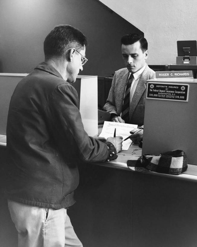 西方人,成年人,中年人,老年人,一个人,两个人,银行,竖图,黑白,室内,衬衫,商务,签字,欧洲,欧洲人,仅一个男性,仅一个人,仅一个中年男性,套装,文字,眼镜,领带,注视,休闲装,观察,看,金融,工业,摄影,观看,英文字母,察看,关注,文档,政府,保险,信函,联邦大楼,大写字母,信任,老年男性,男人,男性,中年男性,白种人,半身,联邦存款保险公司