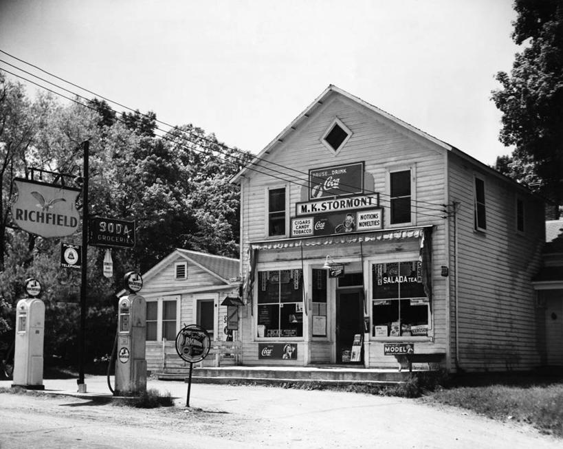 无人,商店,横图,黑白,室外,白天,窗户,建筑,树,天空,摄影,加油站,能源,石油工业,加油机,电力线