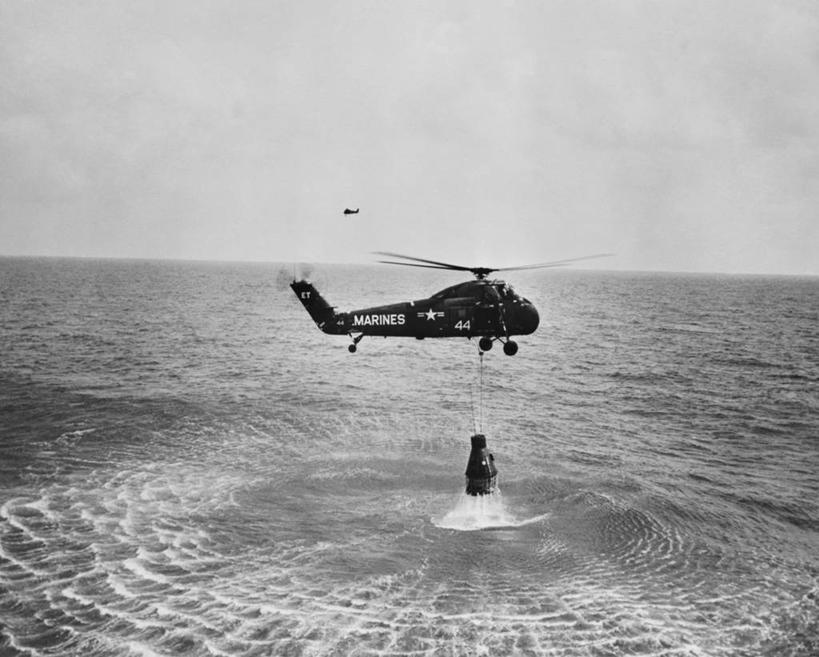 无人,横图,黑白,室外,白天,海洋,水,波纹,军事,水平线,拿着,天空,波浪,摄影,直升机,飞行器,海军,太空旅行器,军用直升机,美国海军,空间探索