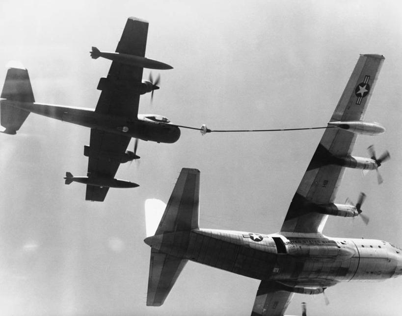 无人,横图,黑白,室外,白天,仰视,飞机,环保,军事,半空,联系,飞,天空,运输,摄影,空军,能源,回收,燃料,资源,飞行器,战斗机,利用,低碳,军用机,循环,空中加油机,莫西干头,持续,低角度拍摄,美国海军陆战队,美国空军