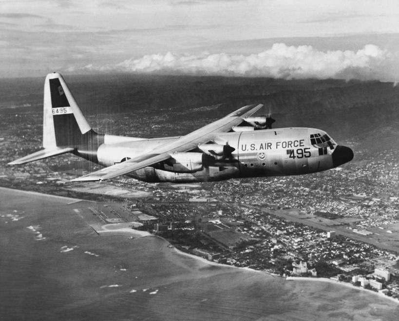 无人,横图,黑白,室外,白天,海洋,水,城市,飞机,美国,军事,云,飞,天空,运输,摄影,空军,飞行器,北美,军用机,瓦胡岛,夏威夷群岛,C-130运输机,威基基,太平洋岛屿,美国空军,过去