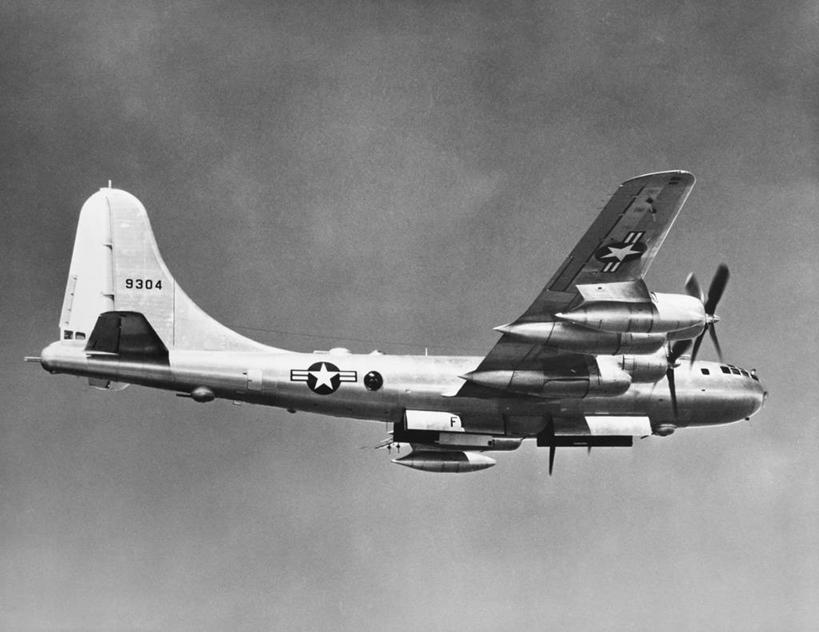 无人,横图,黑白,室外,白天,仰视,风,飞机,军事,飞,运输,角度,摄影,空军,飞行器,战斗机,打斗,轰炸机,军用机,安诺拉盖伊轰炸机,策略,低角度拍摄,美国空军,爆炸物