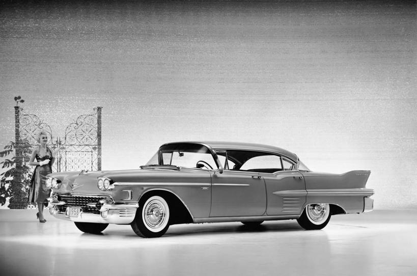 一个人,横图,黑白,室外,白天,汽车,朦胧,模糊,大门,古典,车,交通工具,运输,摄影,停止,载具,老爷车,暂停,停滞,陈列室,步行,卡迪拉克