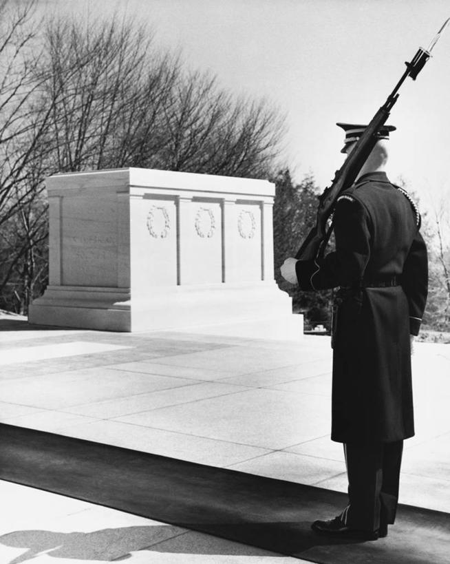 一个人,竖图,黑白,室外,白天,建筑,雕塑,美国,士兵,阴影,朦胧,模糊,艺术,装饰,雕刻,雕像,纪念碑,首都,古典,历史,石雕,石刻,树,背面,天空,石碑,工艺品,墓地,摄影,纪念,留念,保护,怀旧,美术,死亡,北美,坟墓,记忆,主题,军服,怀念,荣誉,陈列,来福枪,华盛顿特区,爱国主义,功能,美学,维吉尼亚,英雄,男性,阿林顿国家公墓,过去,阿林顿