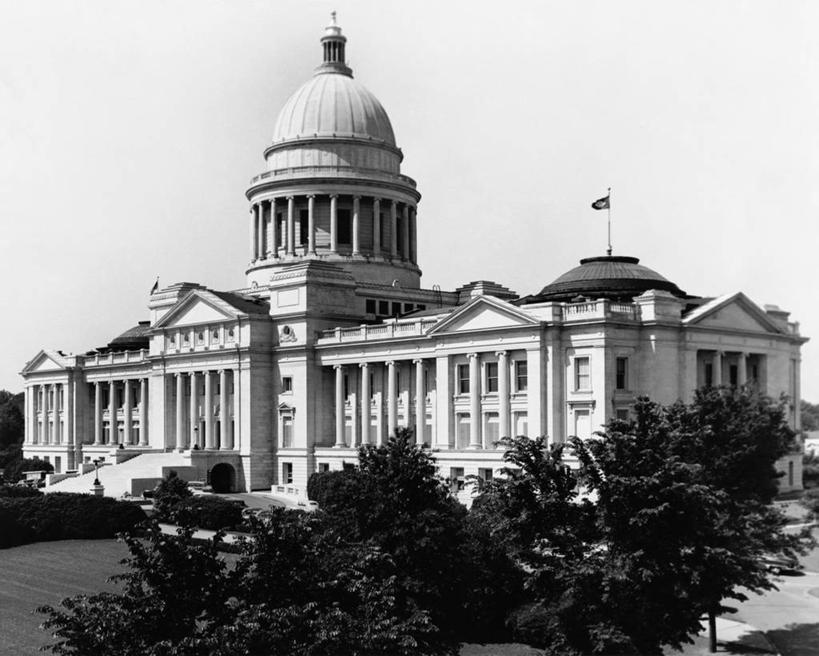 无人,横图,黑白,室外,白天,城市,建筑,美国,柱子,国会大厦,树,天空,摄影,北美,政府大楼,圆顶建筑,政府,政治,阿肯色州,普拉斯基县