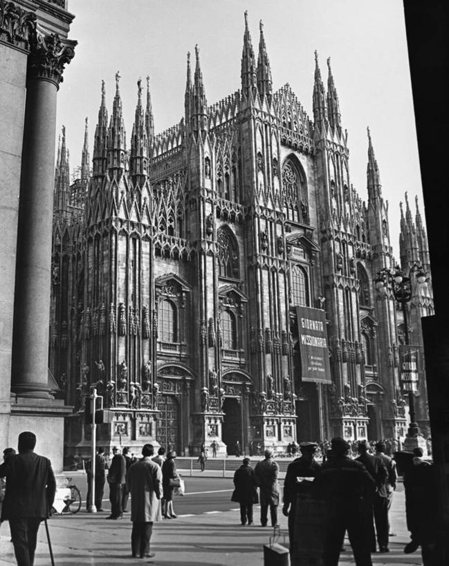 教堂,竖图,黑白,室外,白天,仰视,城市,建筑,路,意大利,欧洲,行人,朦胧,模糊,尖顶,许多人,古典,一群人,摄影,宗教,基督教,宗教建筑,地中海文化,意大利文化,哥特式风格,米兰,灵性,大教堂广场,设计,步行,低角度拍摄,大教堂