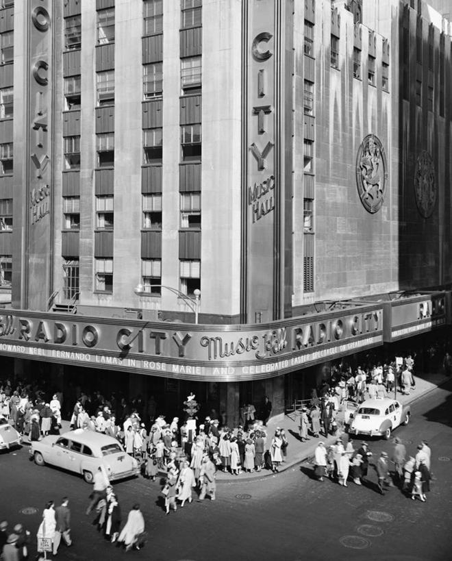 竖图,黑白,室外,白天,城市,建筑,路,汽车,纽约,美国,朦胧,模糊,文字,塔,曼哈顿,许多人,一群人,摄影,英文字母,北美,交通标志,纽约州,洛克菲勒中心,大写字母,步行,无线电城音乐厅