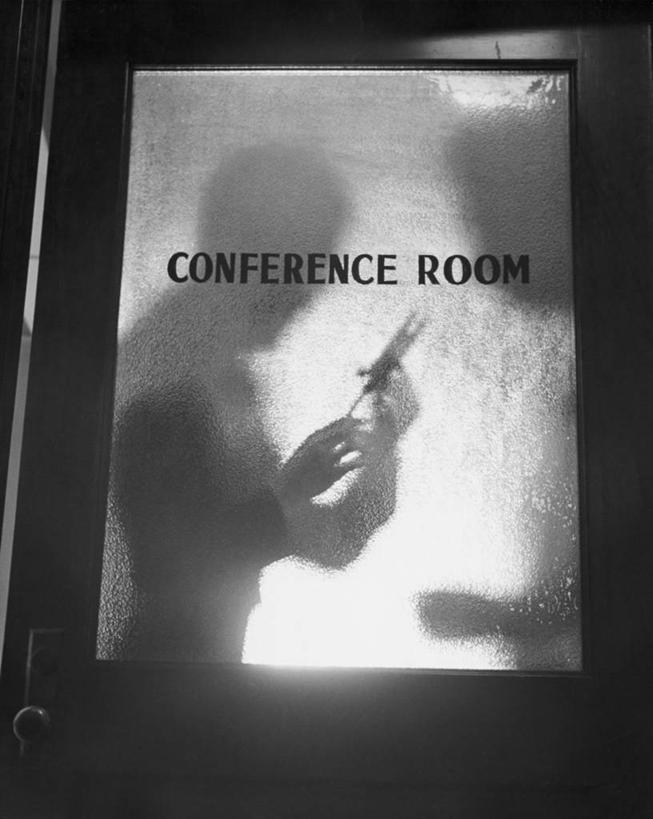 两个人,商务人士,会议室,竖图,黑白,室内,商务,讨论,门,朦胧,模糊,文字,图像,摄影,英文字母,企业,公司,剪影,私密,大写字母,半身