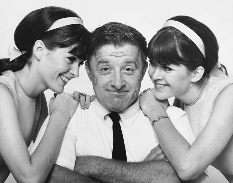 西方人,成年人,中年人,老年人,三个人,人群,姐妹,双胞胎,双手交叉,微笑,横图,黑白,室内,特写,衬衫,幸福,欧洲,欧洲人,连接,正装,束发带,领带,浪漫,调情,摄影,双手抱胸,口红印,肖像,老年女性,男人,女人,中年男性,中年女性,白种人,触摸,半身,爱