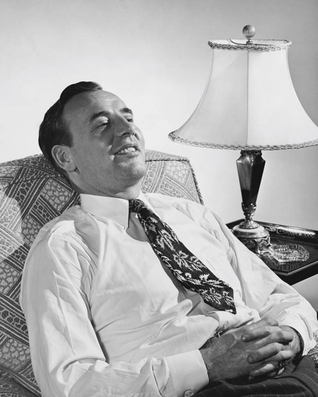 西方人,成年人,中年人,老年人,一个人,坐,微笑,竖图,室内,衬衫,幸福,桌子,欧洲,欧洲人,仅一个男性,仅一个人,仅一个中年男性,正装,领带,灯,灯罩,放松,摄影,生活方式,扶手椅,老年男性,男人,男性,中年男性,白种人,闭着眼睛,半身,彩图,发际线后移