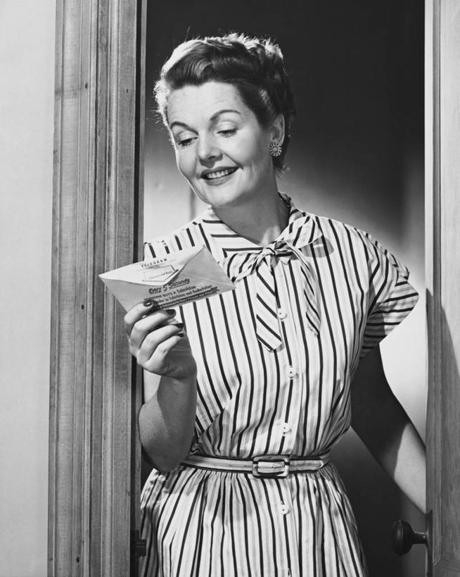 西方人,中年人,老年人,一个人,微笑,竖图,黑白,室内,通讯,幸福,门,欧洲,欧洲人,条纹,邮件,注视,门把手,打开,观察,看,读书,通信,摄影,观看,察看,开启,关注,电报,信函,女性,白种人,半身,短发,好消息