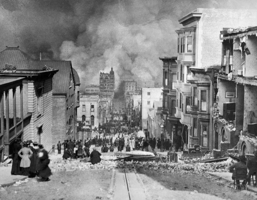 人群,横图,俯视,黑白,室外,白天,城市,道路,街道,路,公路,美国,破碎,高处,交通,自然灾害,许多人,北,方向,破坏,破损,风景,自然,一群人,烟,角度,摄影,巨大,庞大,粉碎,损坏,北美,加利福尼亚,毁坏,毁灭,旧金山,摧毁,地震,宏大,硕大,伟大,倒塌,马路,高角度拍摄,毛石