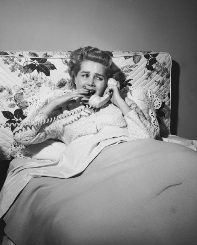 西方人,一个人,躺,哭,打电话,竖图,黑白,室内,通讯,床,卧室,欧洲,欧洲人,床单,联系,听,摄影,忧虑,悲哀,卧着,担心,听筒,女性,白种人,年轻人,座机,说话,躺着,卧,仰卧