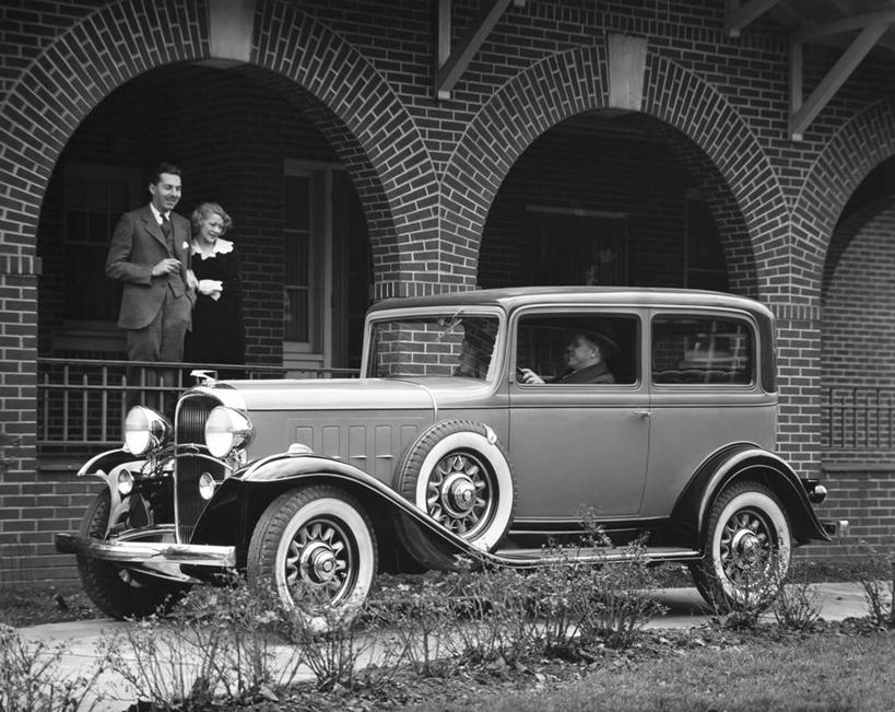 成年人,中年人,老年人,三个人,人群,栏杆,坐,微笑,横图,黑白,室外,白天,幸福,汽车,古董车,正装,朦胧,模糊,柱子,房屋,拱门,车道,古典,车,交通工具,运输,摄影,古董,住房,载具,老爷车,异性恋,老年女性,男人,女人,中年男性,中年女性,半身,奥兹莫比尔,伴侣