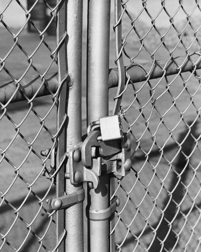 无人,竖图,黑白,室外,特写,白天,安全,静物,金属,栅栏,大门,篱笆,锁,摄影,生活方式,铁环,保护,锁链,链条,挂锁,束缚,限制,约束,对焦