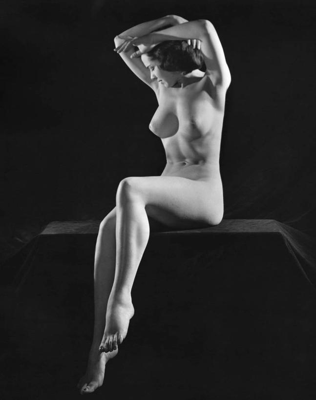 西方人,成年人,乳房,头发,裸体,一个人,坐,竖图,黑白,室内,性感,欧洲,欧洲人,仅一个年轻女性,仅一个女性,仅一个人,黑色,模型,赤脚,摄影,矮,尤物,年轻女性,女人,女性,白种人,年轻人,短发