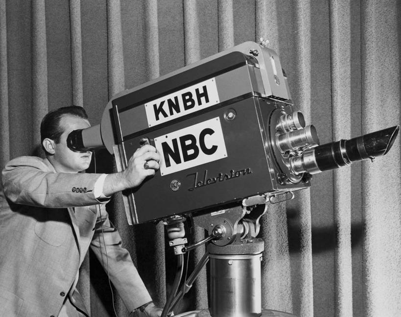 西方人,成年人,一个人,横图,黑白,室内,欧洲,欧洲人,仅一个男性,仅一个人,套装,正装,文字,仅一个年轻男性,摄影,英文字母,录音棚,传播,录像,大写字母,男人,男性,年轻男性,白种人,年轻人,半身,电影摄影师,电视演播室,电视摄像机,操作员,传媒