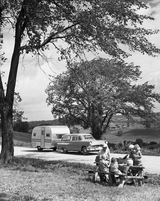 西方人,儿童,成年人,三个人,人群,家庭,母亲,父亲,女儿,儿子,兄弟,姐妹,公园,坐,竖图,黑白,室外,白天,度假,纯洁,路,车站,汽车,椅子,日光,欧洲,美国,欧洲人,五个人,长椅,地形,陆地,云,野餐,枝,北,古典,休闲装,饮食,车,草,树,小孩,背面,天空,交通工具,旅行车,温暖,温馨,一家人,发动机,鸭舌帽,可爱,童年,童趣,运输,摄影,活动,年龄,和睦,北美,住房,载具,老爷车,童真,烂漫,无邪,伊利诺斯州,露营车,天真,男孩,男人,女孩,女人,白种人,孩子,休闲活动,半身,融洽,篷车