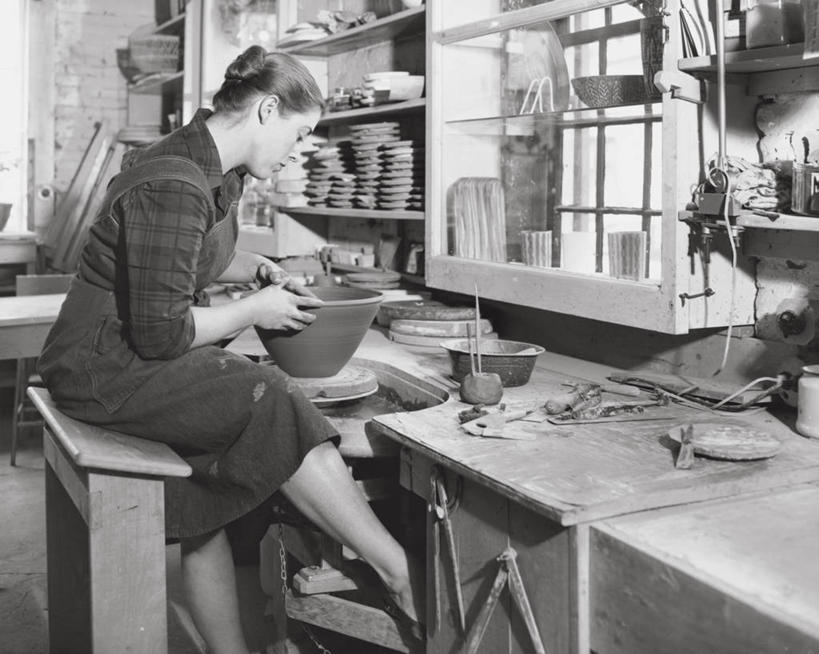 西方人,成年人,一个人,坐,横图,室内,车间,欧洲,欧洲人,仅一个年轻女性,仅一个女性,仅一个人,注视,休闲装,车轮,观察,看,做,陶器,摄影,观看,活动,察看,创造力,专心,粘土,关注,手艺,创新,陶工旋盘,陶工,工匠,美术工艺,年轻女性,女人,女性,白种人,年轻人,休闲活动,彩图