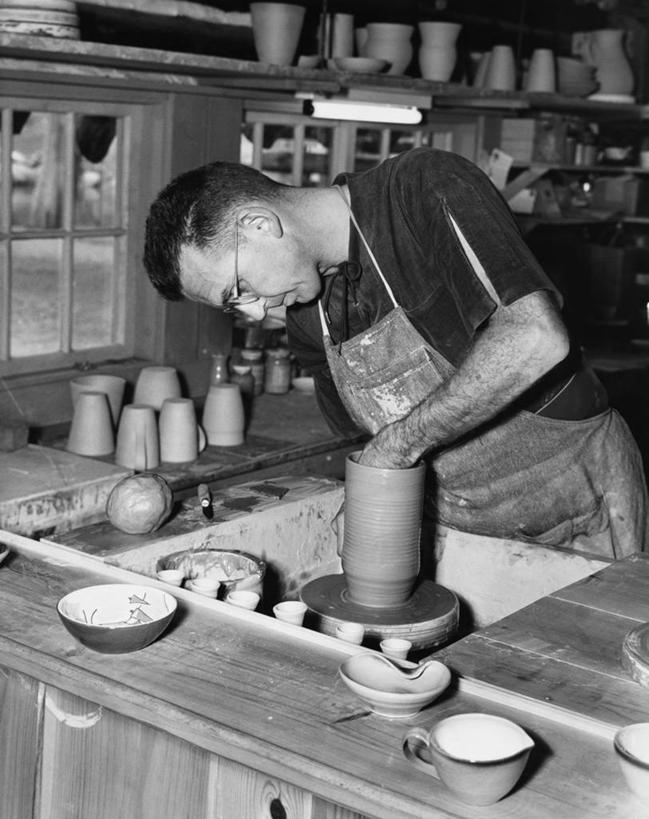 西方人,成年人,中年人,老年人,一个人,竖图,黑白,室内,欧洲,欧洲人,仅一个男性,围裙,眼镜,注视,旋转,碗,观察,看,做,陶器,艺术家,摄影,观看,察看,创造力,专心,关注,陶工旋盘,陶工,技能,美术工艺,老年男性,中年男性,白种人,半身