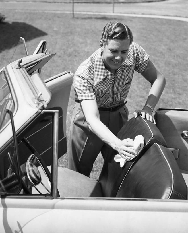 西方人,成年人,中年人,老年人,一个人,微笑,竖图,黑白,室外,白天,衬衫,幸福,汽车,欧洲,欧洲人,仅一个男性,陆地,注视,休闲装,抹布,车,交通工具,观察,看,运输,摄影,观看,活动,察看,关注,载具,掸子,车座,儿童安全座椅,老年男性,男人,中年男性,白种人,休闲活动,清洗,例行公事