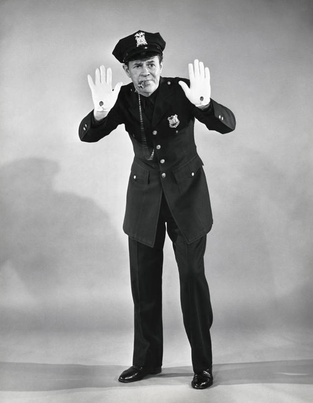 西方人,成年人,中年人,老年人,一个人,交警,竖图,室内,通讯,欧洲,欧洲人,仅一个男性,手套,手势,服务,摄影,指导,控制,权威,口哨,警官,警服,尊敬,老年男性,中年男性,白种人,交通管理员,交通警察,彩图,打手势,法律