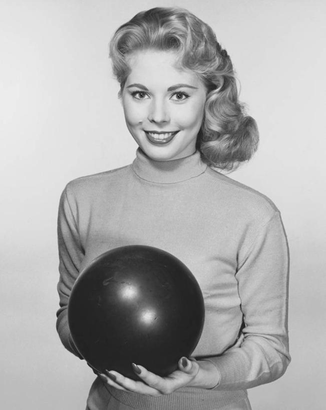 西方人,一个人,微笑,竖图,黑白,室内,快乐,幸福,运动,保龄球,欧洲,欧洲人,竞技运动,摄影,肖像,女性,白种人,年轻人,休闲活动,半身